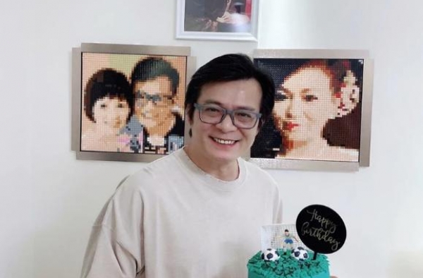 59岁黄日华生日与亡妻遗照合影，露久违笑容，曾因丧妻不愿出门