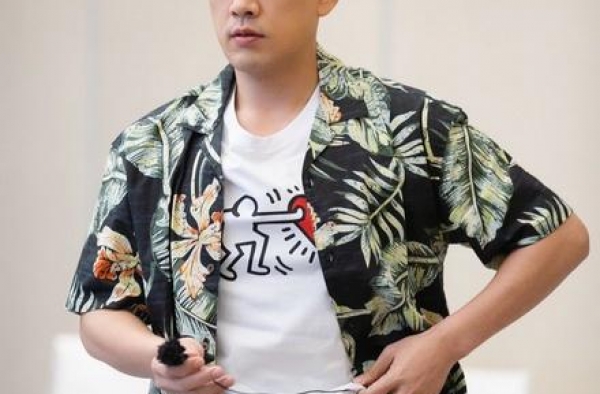王耀庆新综艺商务休闲短裤引爆笑 都市新剧热播中
