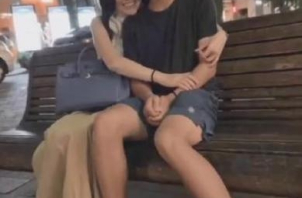 王琳为16岁儿子庆生，不像母子胜似姐弟，儿子曾为单亲家庭困扰