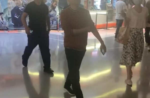马云现身影院，看了两眼《信条》转场看《八佰》！咋了？