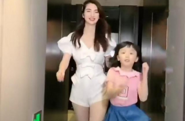 洪欣与女儿同框跳舞，大长腿逆天身材惊艳，回粉丝评论疑默认离婚