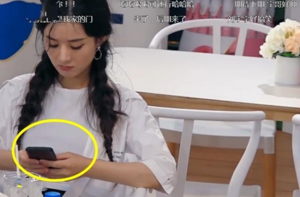 中餐厅：赵丽颖趁着休息与老公聊天，手机一响就笑，内容让人酸哭