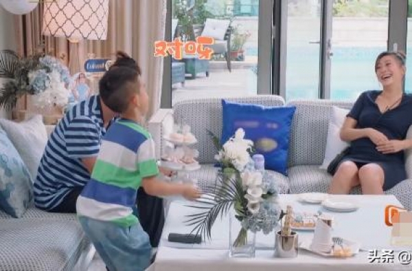 杨千嬅拜访陈小春夫妇，应采儿开启八卦模式，追问郑伊健分手原因