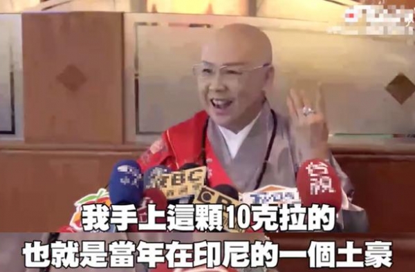 费玉清姐姐秀10克拉钻戒和百万手表，自称有富豪帮忙还4千万债