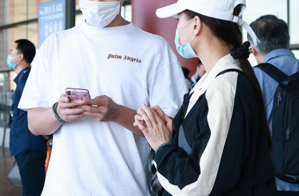 窦骁和女友罕见同框“赌王千金”何超莲望夫爱意浓