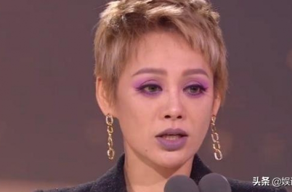 宁静成团出道后现身北京机场，面容略显疲惫，瘦成纸片人