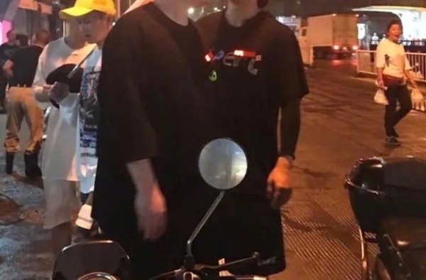 跑男兄弟再度同框录节目，鹿晗开小车颠覆形象，邓超当街掰手腕