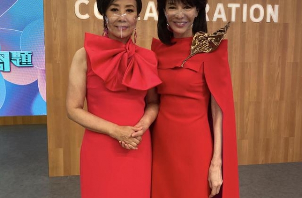 72岁汪明荃与62岁郑裕玲合影，毫无医美痕迹，老也美得自然