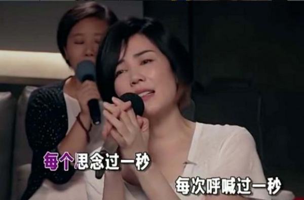 王菲直播首秀“细节”被扒：窦唯妹妹前来助阵，二人友谊依然坚固