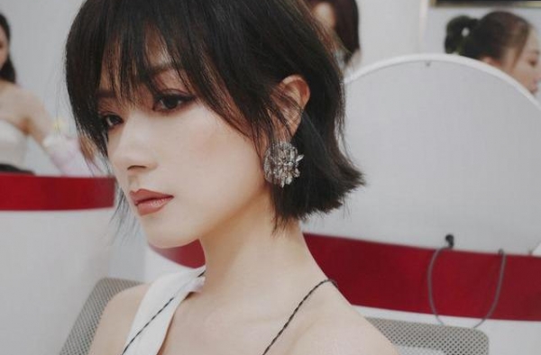 从“姬圈天菜”到成团被撕，万茜是如何将一手好牌打烂的？
