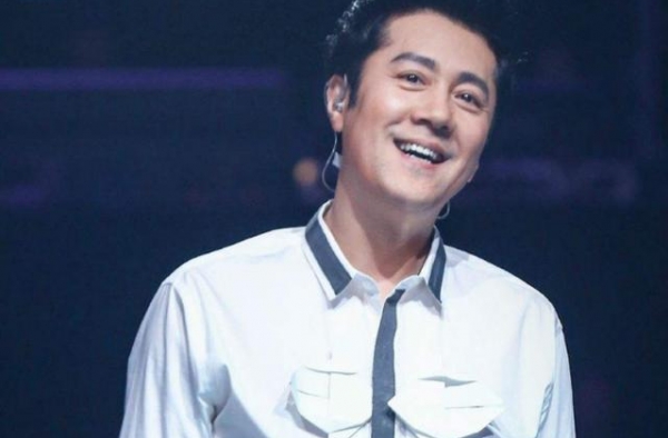 他21次登上春晚舞台，被富婆倒追8年才结婚，如今儿子成他骄傲