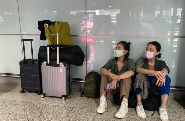周迅机场带大包小包坐地上，衣服破旧不修边幅，网友：像保洁阿姨