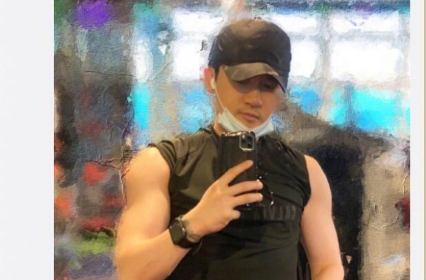 苏有朋47岁生日晒照，手臂肌肉明显身材壮硕，状态似30岁小伙