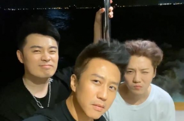 邓超半夜海上兜风挑战发际线，鹿晗头发挺长，而网友说陈赫作弊了