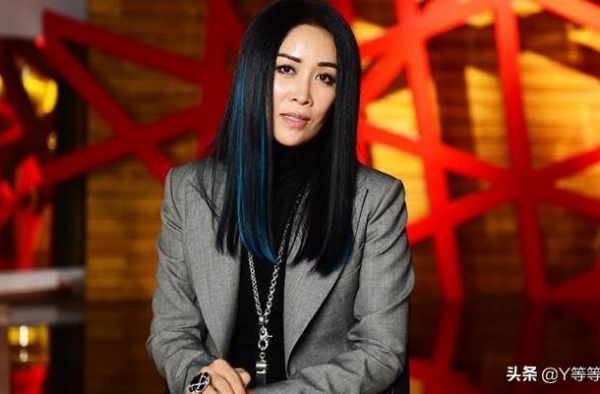 那英16岁儿子近照曝光，单亲家庭长大，如今长成这样