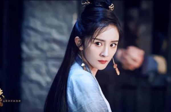 金鹰奖最受观众喜爱女演员，赵丽颖谭松韵争视后，杨紫未入围