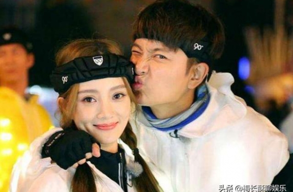 贾乃亮再次现身李小璐住所陪女儿打球，一家三口同框画面依旧温馨