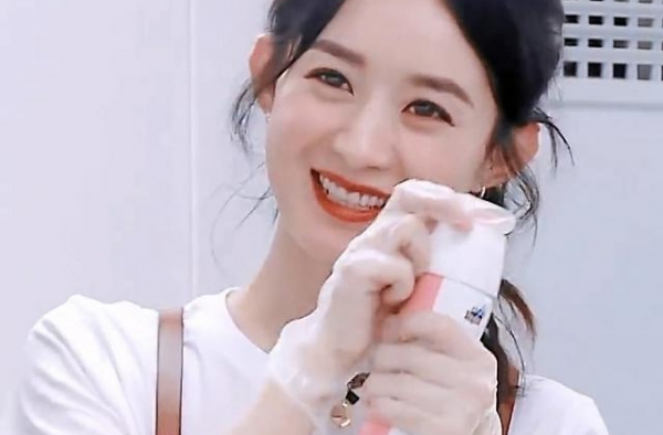 赵丽颖中餐厅新一期造型好美好显嫩，戴着小蓝帽太可爱了叭