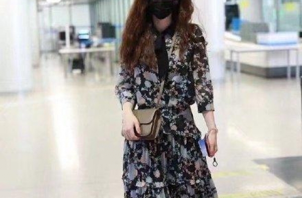 张萌富豪老公罕露面，发际线堪忧状态不如老婆，两人同框似父女