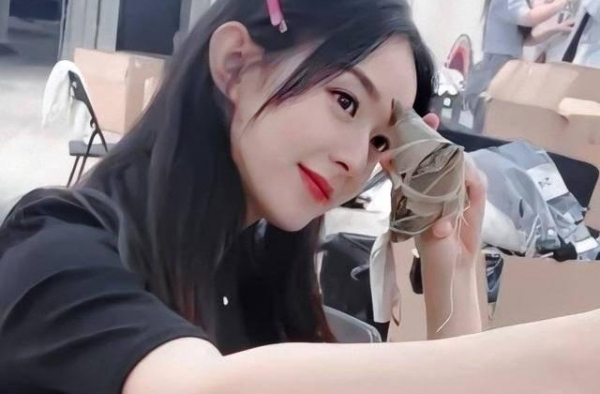 赵丽颖带娃好温柔！一袭少女装扮嫩回20岁，可惜败在头发毛躁上