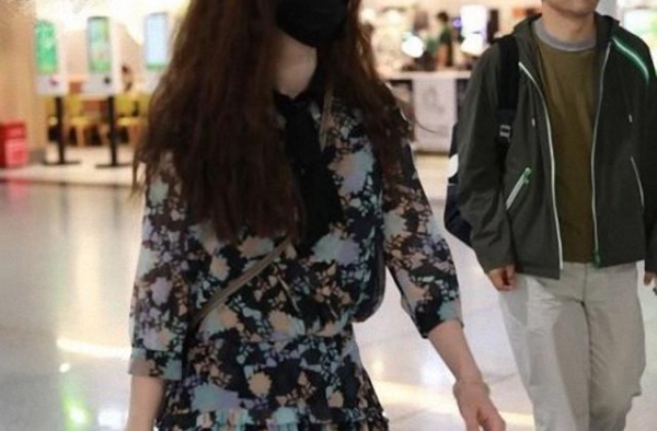 张萌和老公走机场，穿印花连衣裙姿态轻松，老公正脸罕见曝光