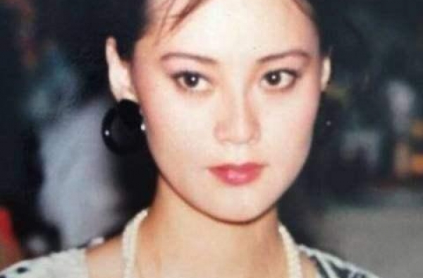 百花奖影后宋佳：31岁离婚，42岁未婚生子，55岁姐弟恋