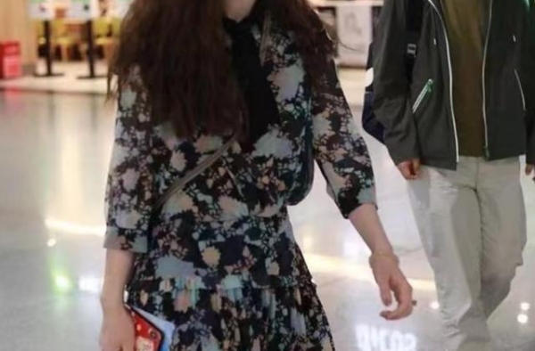张萌和富豪丈夫罕见同框，总裁吕超发际线堪忧，和张萌像父女