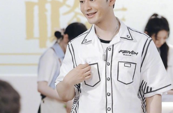 黄晓明与baby隔空穿情侣装，低调秀恩爱，巧破离婚传闻