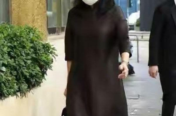 郭晶晶带仨娃参加葬礼，婆婆贵妇包穿旗袍高跟鞋真隆重，郭妈低调