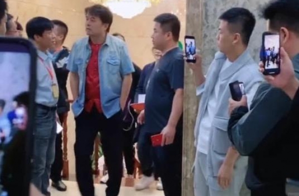 61岁毕福剑商演捞金，现场和美女起争执：你懂做人的规矩吗？