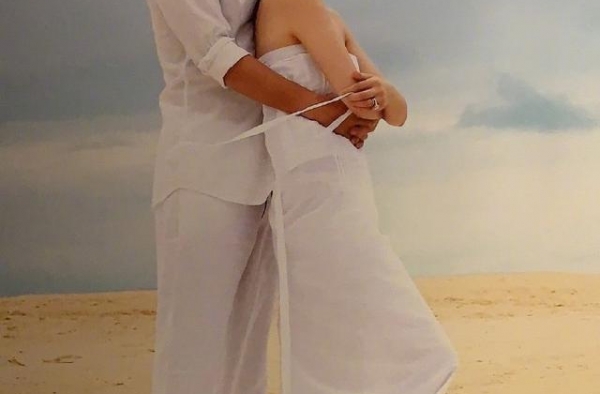 汪小菲把屏保换成了和大s结婚时的照片，夸老婆多美多清秀
