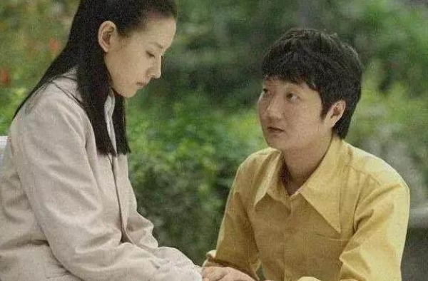王大治和妻女吃饭被拍，脚踩拖鞋现身苍蝇小馆，事业停滞近况落魄