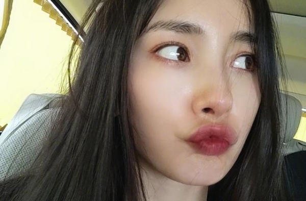杨幂生日图花絮被传开，失去了瘦腿特效，这大长腿我慕了