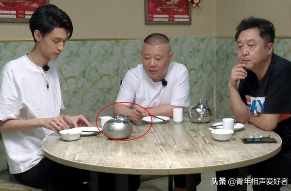 郭德纲白教育了？德云社秦霄贤在机场座椅横躺，当众脱鞋被指不雅