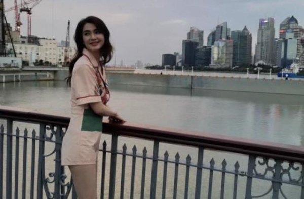 洪欣老了比李嘉欣美，她瘦而不干身材还好，李嘉欣是干瘦显老了