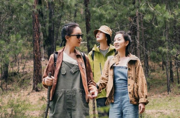 周迅霸气回应综艺增多！机场豪爽坐姿毫无包袱，合照姚晨阿雅不输