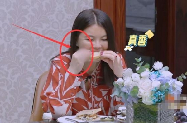 节目组忘记打码，看清李湘右手无名指戴的东西后，这才是有钱人吧