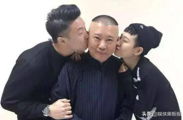 郭德纲率德云社泡温泉，说起烧饼往事眼里泛光，果然坐得离他最近