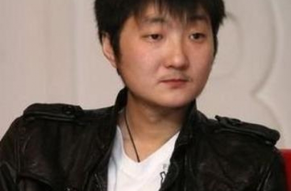 出轨董洁8年后，王大治带二婚妻子和女儿吃路边摊，被拍时很抗拒