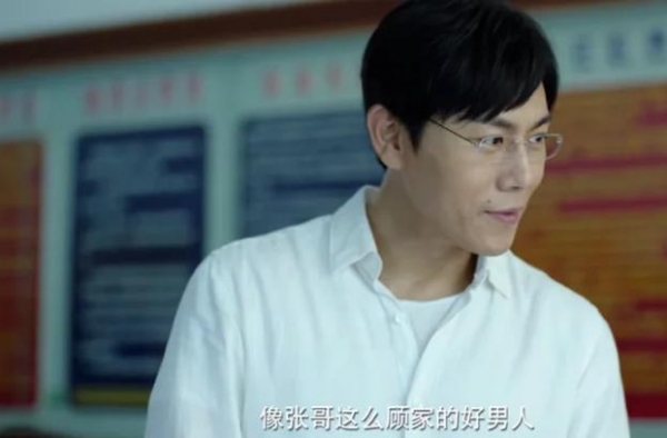 继红毯透视裙后，乔欣蜜桃臀再次出现，难怪能接戏接到手软