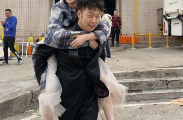鹿晗给爱人庆生，有谁关注到晓彤互动时间？我又被甜到了