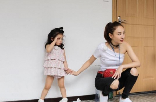 戚薇一家三代一张脸，当看到郑希怡的妈妈和女儿，感叹基因的强大