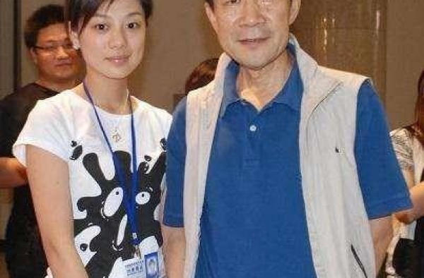 李雪健饰演宋江动真格，亲自挥毫墙上题墨迹，网友：这书法开眼界