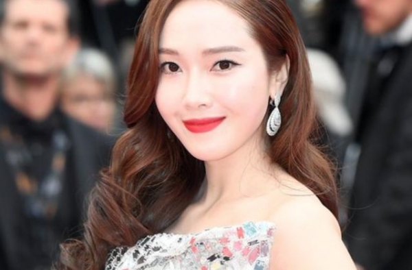 少女时代Jessica发售自传式小说，离开SM的原因值得关注