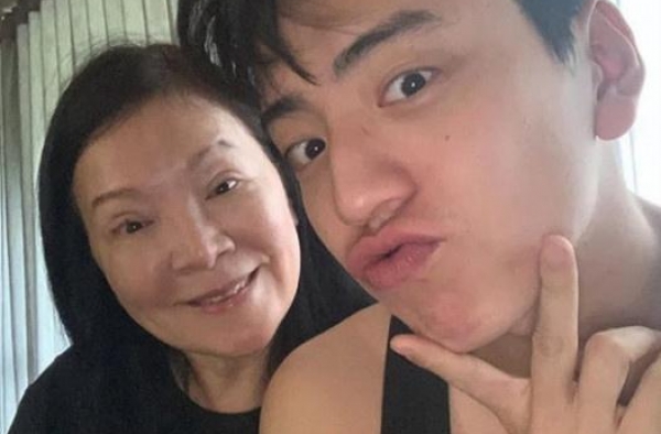 王大陆晒照为母亲冥诞发文：当小天使很开心吧