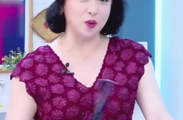 金星穿红裙妖娆现身，不满带货乱象加入直播大军，坚称不缺钱？