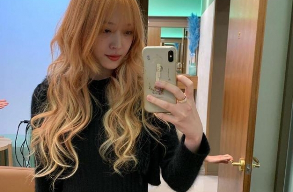 韩国女星崔雪莉浪漫穿搭精致优雅，发型发色潮力四射，时尚感满满