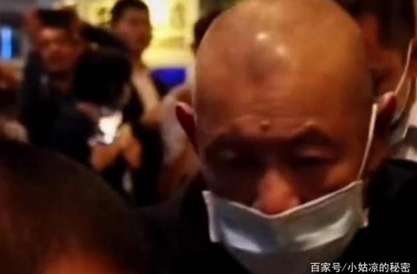 富豪刘銮雄送别霍启刚祖母，走路要人搀扶身体差！曾被曝病危入院