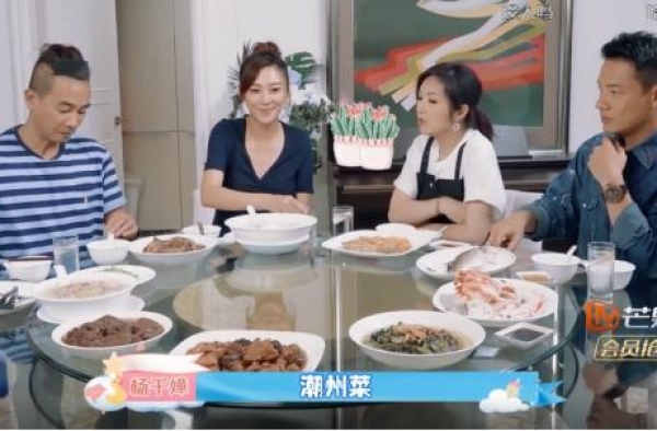 陈小春家教有多严？看他给应采儿夹菜时用的筷子，网友：全是细节