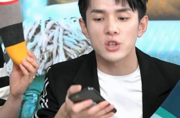 李佳琦直播又翻车？时尚节审美下降被嘲像乡村爱情，怒删直播回放